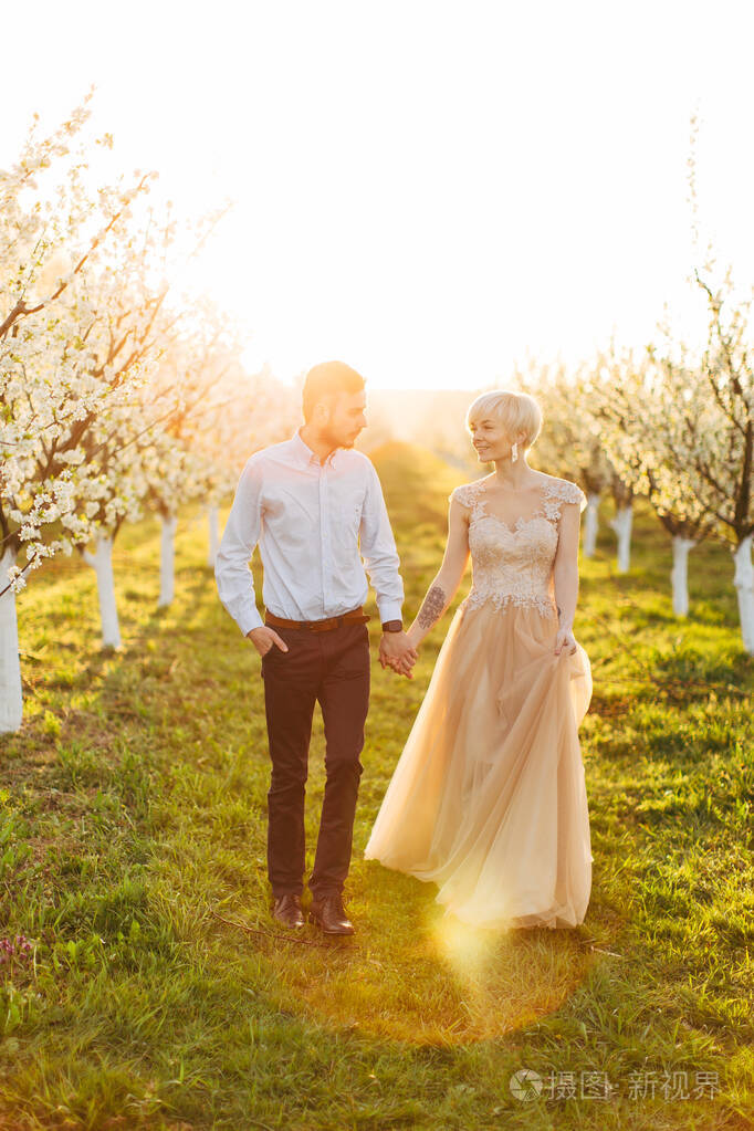 浪漫的时刻可爱的约会男人和女人在春天盛开的花园里散步幸福的一对