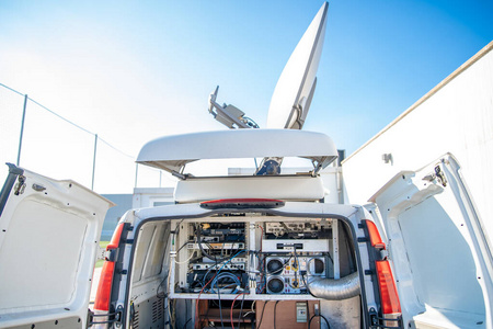 公家车天线车顶装有卫星天线的发射车确保了视频信号通过卫星传输到