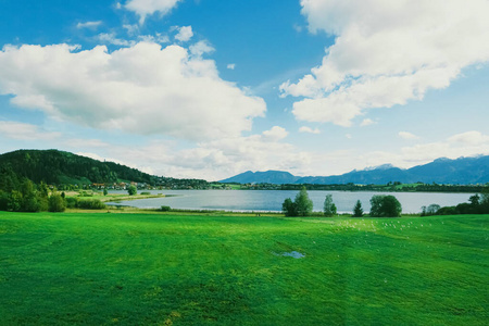 欧洲风光介绍美丽的欧洲阿尔卑斯山自然风光,春季高山湖泊乡村景观