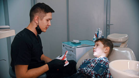 一个正在接受现代牙科治疗的小男孩谈卫生和刷牙