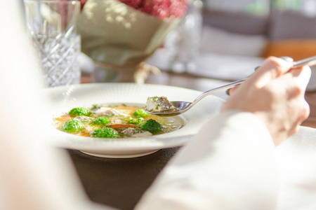海鲜 勺子 西兰花 美味的 蔬菜 女人 食物 盘子 午餐