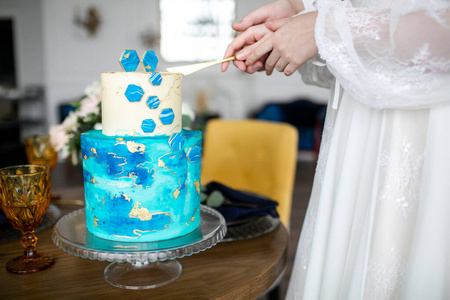 一对新郎新娘正在切结婚蛋糕