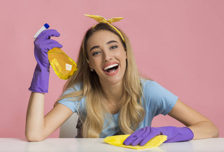 女手擦桌子主妇手里拿着喷雾器,擦桌子上的抹布照片