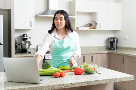 柜台 成人 蔬菜 沙拉 食物 在线 切割 厨房 停机坪 女人