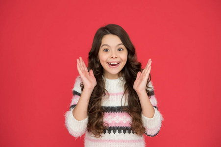 快乐的孩子红色背景.带着可爱微笑的小女孩.笑容可掬,笑容可掬.