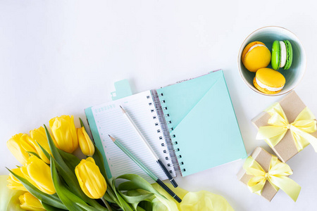 浪漫的 框架 笔记 开花 颜色 招呼 花束 书桌 美女 桌子