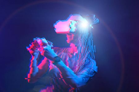 这位女士正在使用虚拟现实耳机。霓虹灯工作室肖像。具有故障效果的图像。