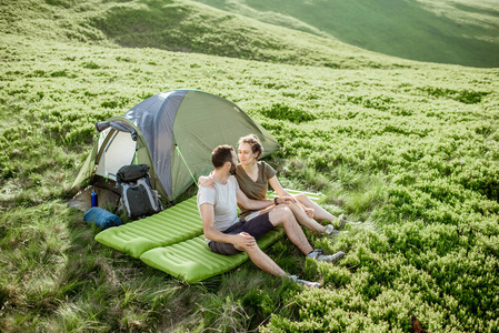 一对夫妇在山上的露营地放松