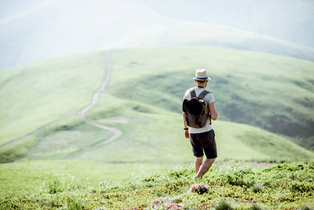 在山里旅行的人