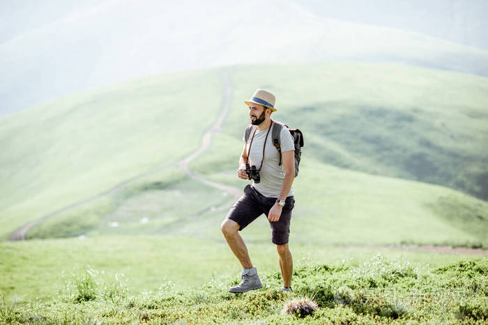 在山里旅行的人