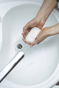 飞溅 液体 卫生 手指 肥皂 医学 细菌 照顾 水龙头 感染