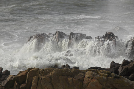 大西洋 海岸 暴风雨 崩溃 波动 冲浪 运动 泼洒 海岸线