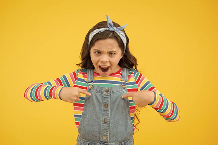 复古女孩表达叛逆.小孩黄色背景.愤怒又顽皮的孩子.小美女手帕长发.