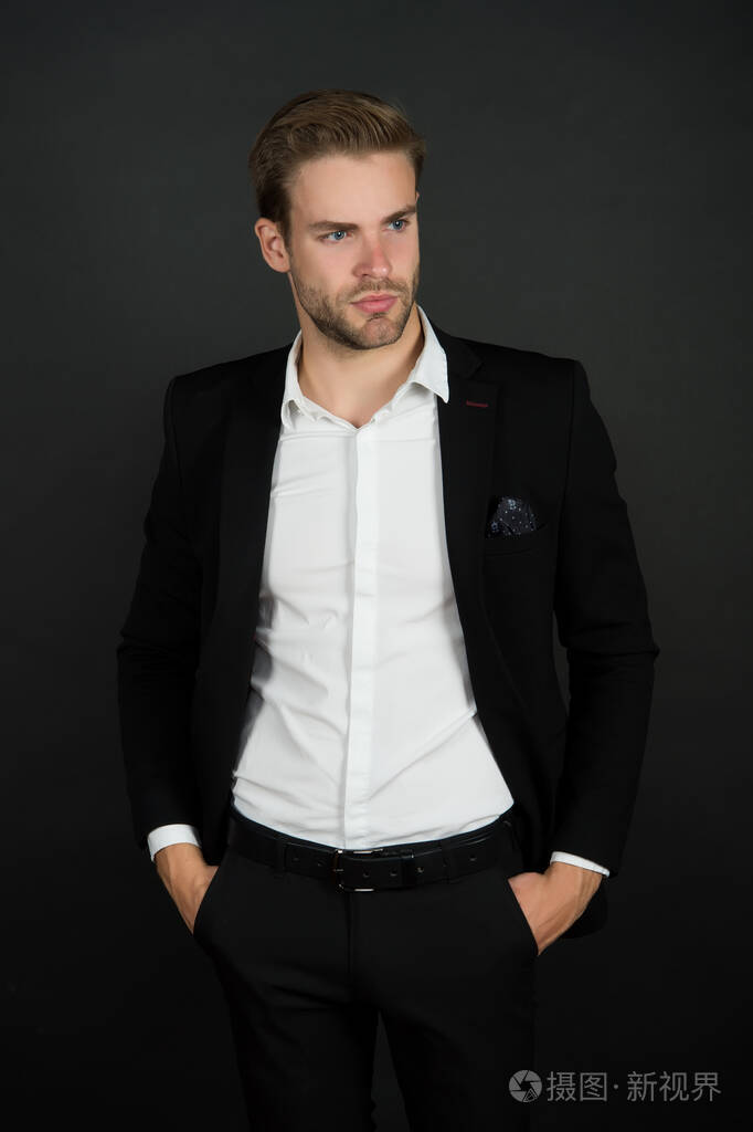 自信和成功.商务教练背景黑暗.穿着商务服的帅哥.正式风格的职业男子.