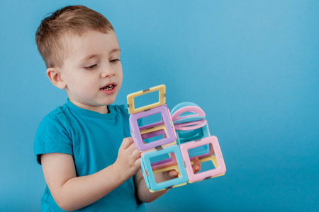 小孩 活动 构造器 建筑 蹒跚学步的孩子 玩具 快乐 闲暇