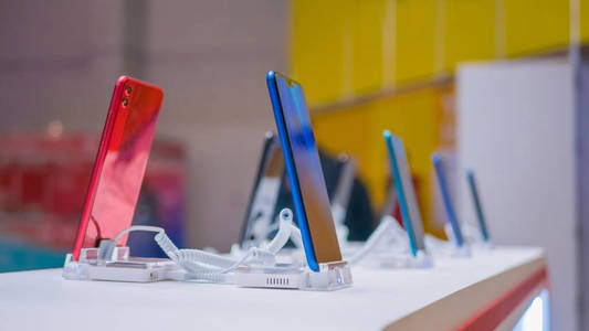 电子展销会,展览会上的智能手机新品照片