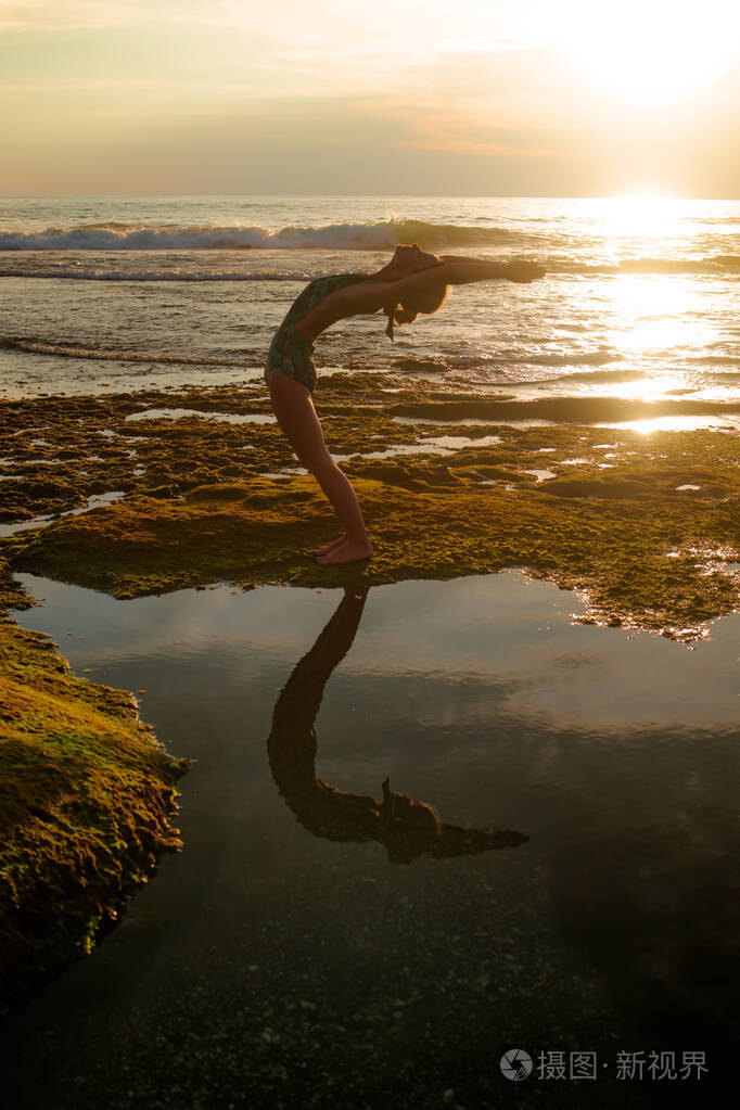 户外日落瑜伽迷人的女人站在哈斯塔乌塔那那那姿势向后偏转瑜伽静修