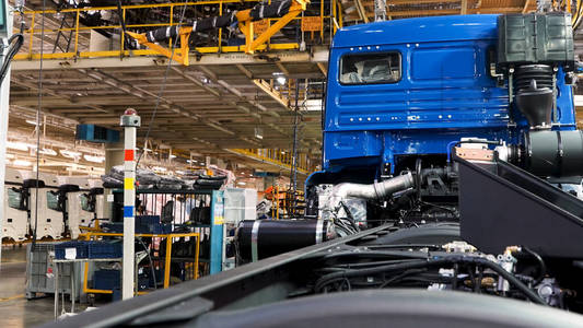 卡马兹卡车厂的汽车装配线生产。场景。延时效应，工业背景与车身框架挂线，机械工程概念。