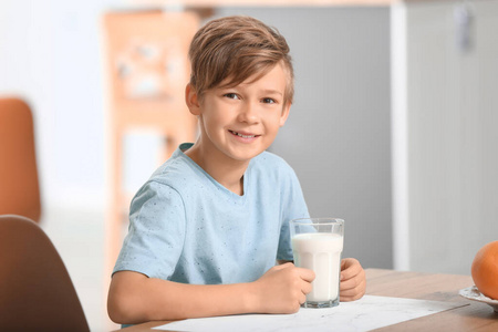 牛奶 男孩 饮酒 产品 饮食 美味的 白种人 营养物 儿童