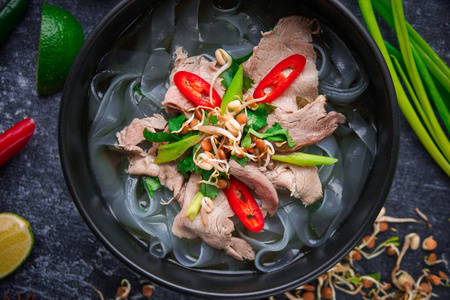 肉汤 草本植物 蔬菜 筷子 混凝土 美味的 午餐 热的 晚餐