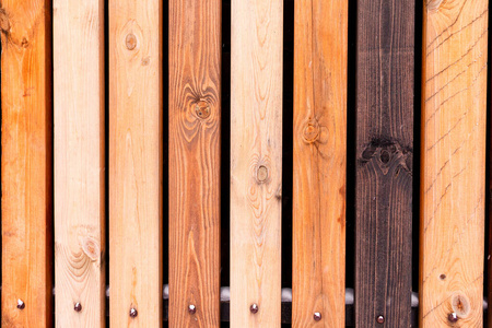 用不同颜色的木板制成的乡村木栅栏.