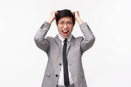 束腰写真的惊惶失措,尴尬的年轻亚洲男办公室经理不能如期而至,犯了个