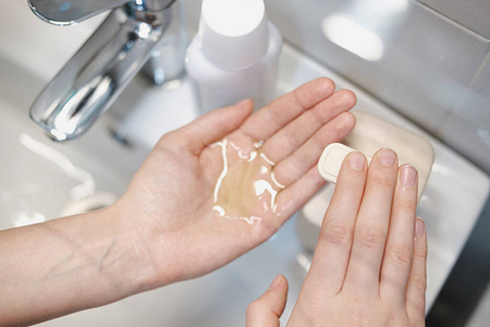 消毒 打扫 预防 责任 病毒 卫生 保护 浴室 个人的 意识