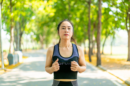 慢跑 运动员 阳光 夏天 慢跑者 美丽的 运行 自然 训练