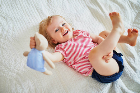 在室内 婴儿室 亚麻布 微笑 玩具 育儿 宝贝 小孩 纺织品