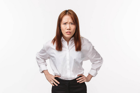 失望严厉的亚洲女人手挽腰向前弯腰,皱着眉头责怪,指责人不礼貌,骂不