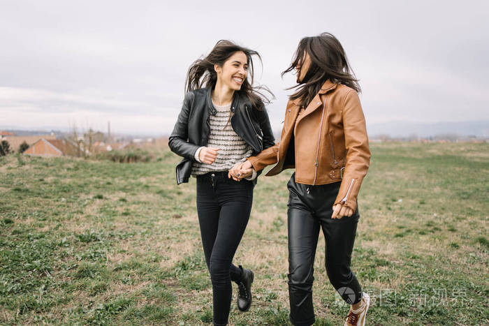 小姐妹们在草地上逃跑