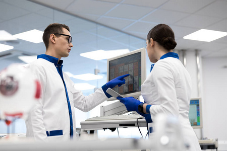 新型冠状病毒知识宣传研究科学家在实验室里使用现代计算机照片