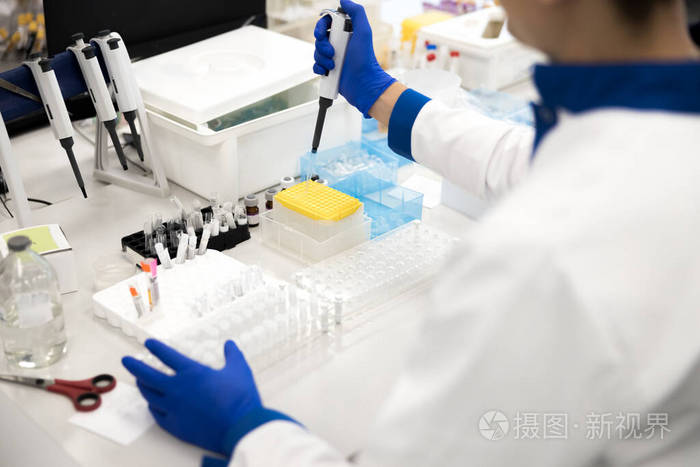 化验员在工作中做生化验血照片 正版商用图片2ax74n 摄图新视界