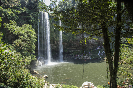 旅行 公园 自然 冒险 流动 瀑布 美丽的 岩石 森林 植物