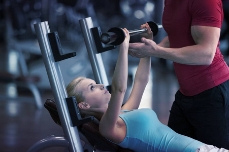 重量 力量 教练 微笑 适合 举起 运动型 男人 健身房