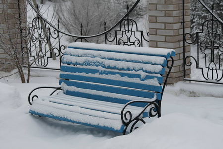 公园 长凳 雪堆 栅栏 冬天