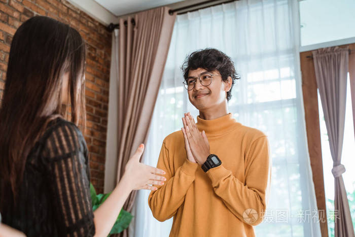 男人拒绝握手