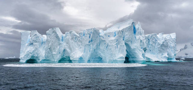 南极海的冰山。洛克罗伊港。