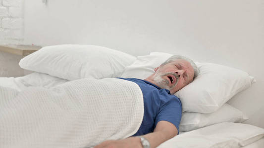 睡觉的老人不舒服的老人在睡觉照片