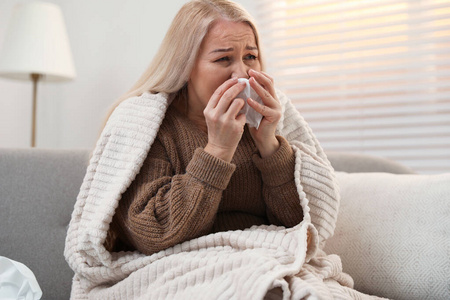 组织 疾病 老年人 在室内 成熟 过敏 寒冷的 病毒 症状