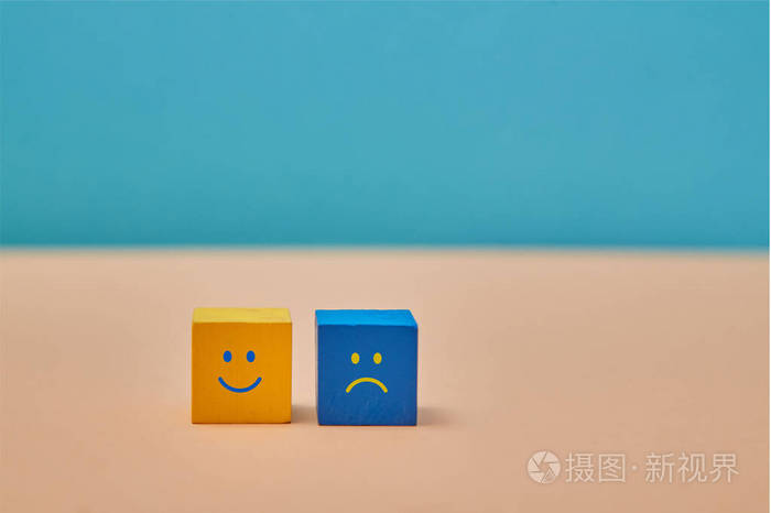 积极和消极的思想态度积极的消极的二元性原则微笑木头方块上的悲伤
