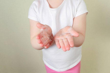 孩子在手上涂泡沫消毒剂。
