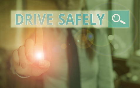 概念性手写体，显示安全驾驶。商业照片展示你应该遵守交通规则和遵守法律。
