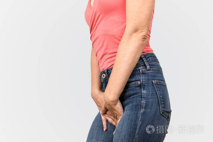 妇科问题尿失禁女性健康女人两腿夹着双手