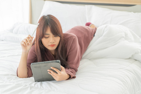 女人 卧室 女孩 放松 早晨 在线 平板电脑 美女 电话