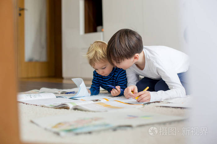 美女 幸福 科学 家庭教育 青年 能量 小孩 快乐 作业