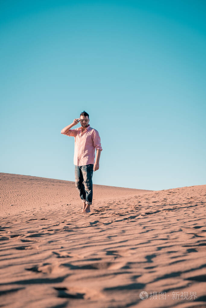 在西班牙大加那利群岛的马斯帕洛马斯海滩散步男人们在马斯帕洛马斯的