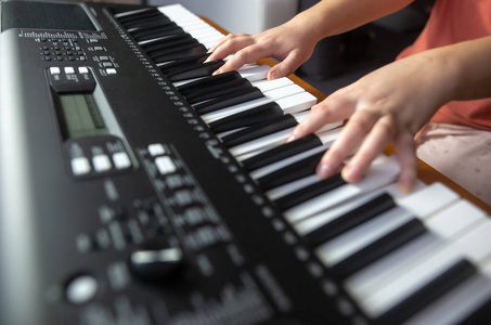 年轻女初学者自学电钢琴,乐器演奏,教学照片