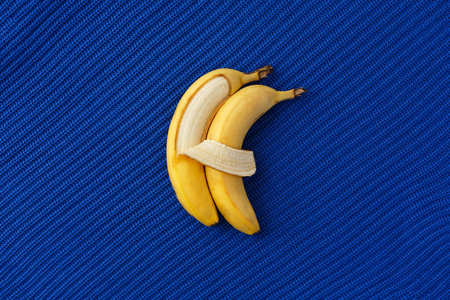 两只香蕉并排躺着,像人一样互相拥抱.照片