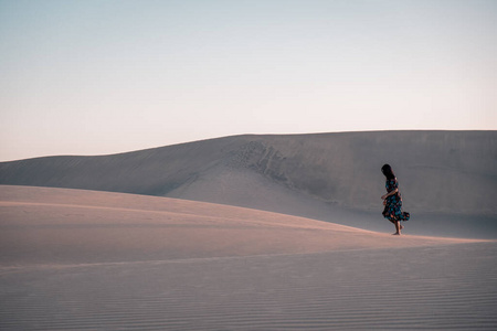 在沙漠上的女人图片